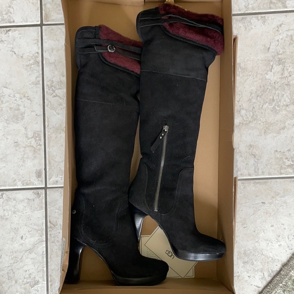 UGG boots black suede with maroon shearling fur size 8 Ophira